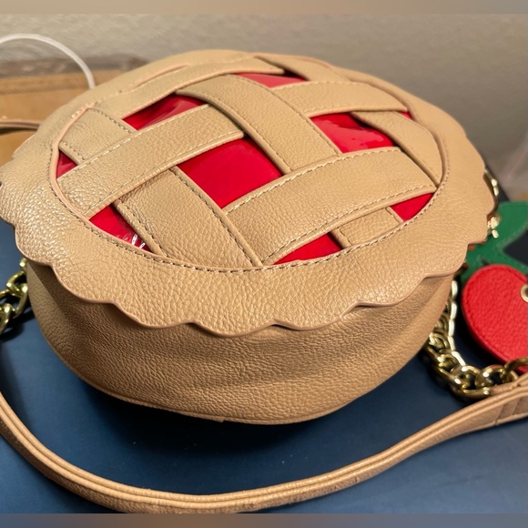 Pretty Betsey Johnson " Sweet As Pie " Purse Kitsch Crossbody Bag Cherry Pie - Picture 3 of 7